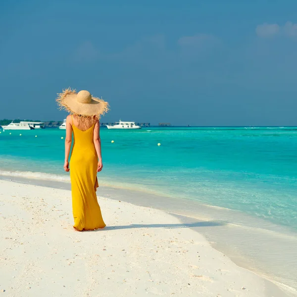 Mulher de vestido andando na praia tropical — Fotografia de Stock