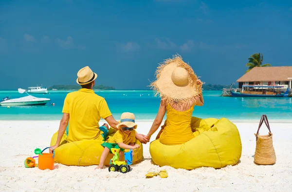 Famiglia con bambino di tre anni sulla spiaggia — Foto Stock