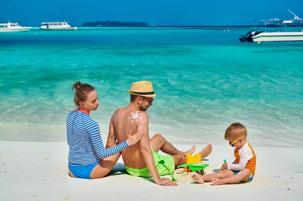 Família com menino de três anos na praia — Fotografia de Stock