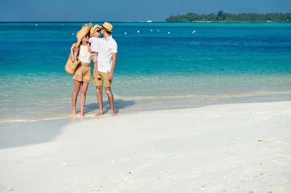 Gezin met drie jaar oude jongen op het strand — Stockfoto