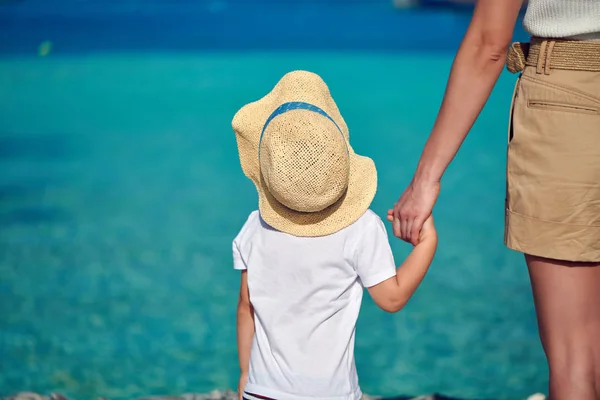 Peuter jongen op strand met moeder — Stockfoto