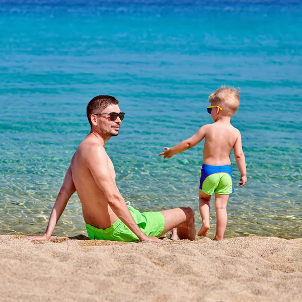 Niño en la playa con padre —  Fotos de Stock