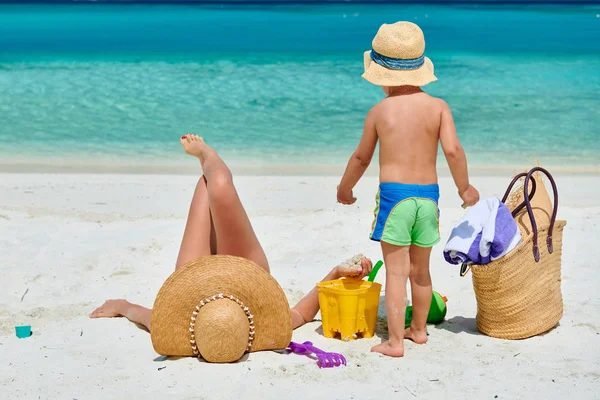 Женщина с трехлетним мальчиком на пляже — стоковое фото