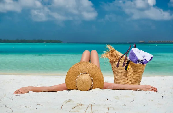 Woman lying down on beach — Stock Photo, Image