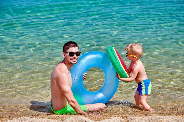 Niño en la playa con padre —  Fotos de Stock