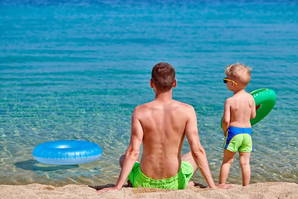 Toddler boy on beach with father — Stock Photo, Image