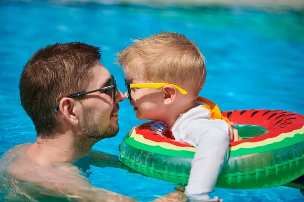 Toddler pojke i poolen med far — Stockfoto