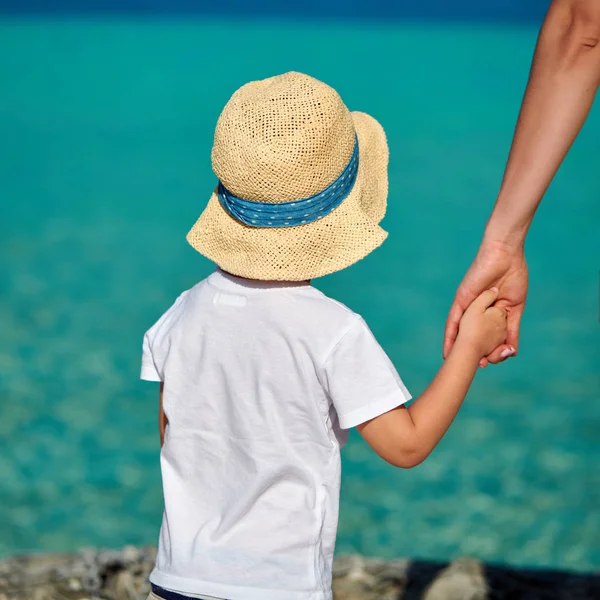 Bambino ragazzo sulla spiaggia con la madre — Foto Stock