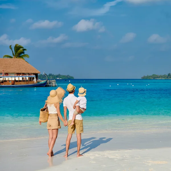 Famiglia con bambino di tre anni sulla spiaggia — Foto Stock