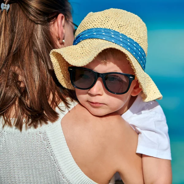Маленький мальчик на пляже с матерью — стоковое фото