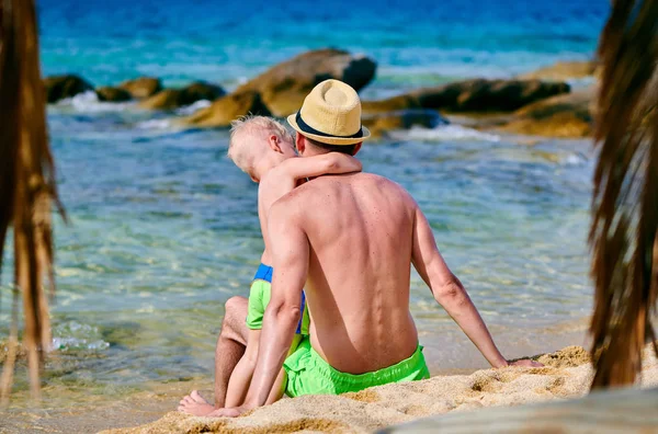 Bambino ragazzo sulla spiaggia con il padre — Foto Stock