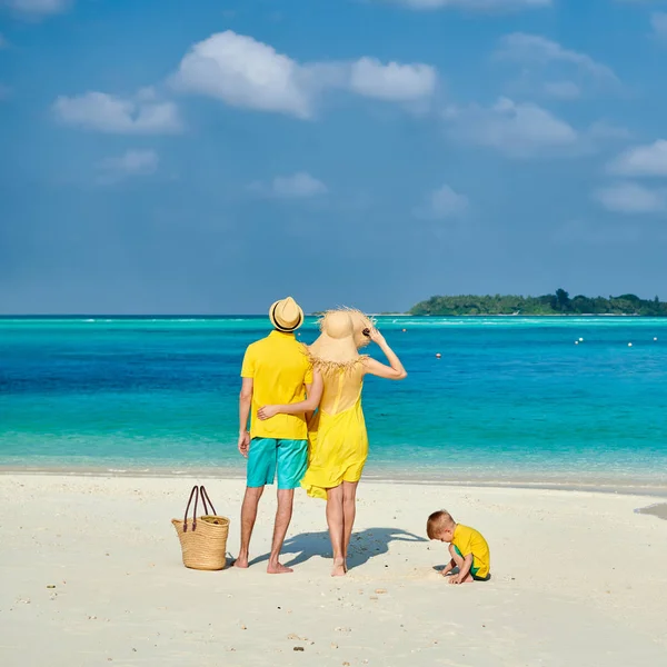 Famille avec garçon de trois ans sur la plage — Photo