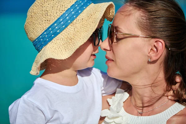 Niño en la playa con madre —  Fotos de Stock