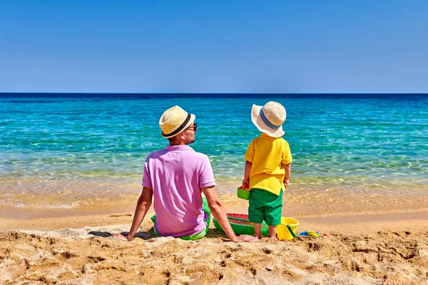 Toddler chłopiec na plaży z ojcem — Zdjęcie stockowe