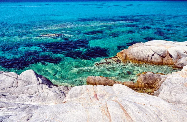 Skaliste wybrzeże i turkusowe morze w Grecji — Zdjęcie stockowe