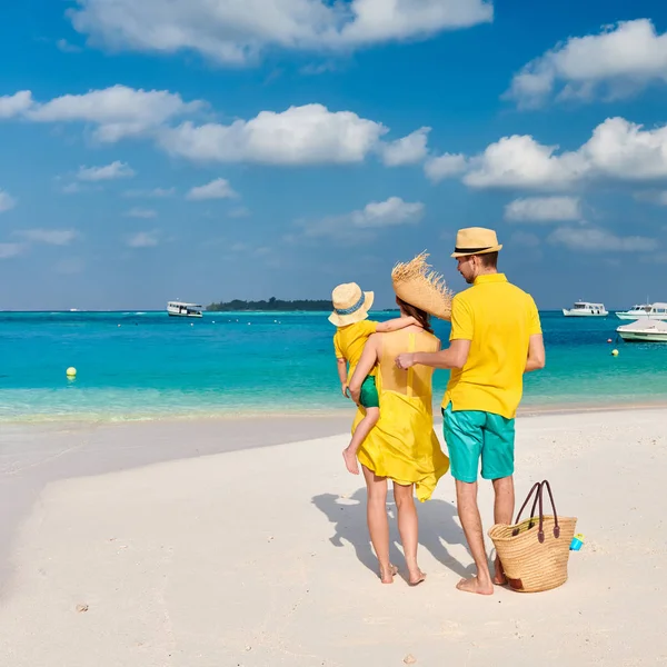 Familj med treårig pojke på stranden — Stockfoto