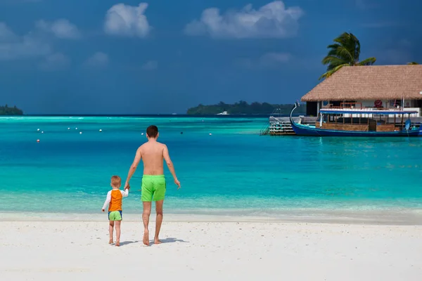 Niño en la playa con padre —  Fotos de Stock