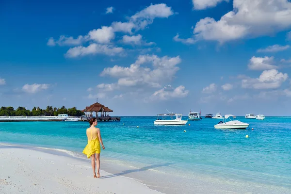 Mujer en vestido caminando en la playa tropical —  Fotos de Stock