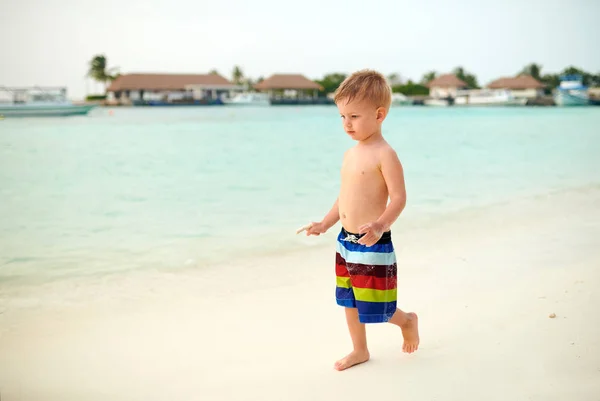 Tre anni bambino ragazzo sulla spiaggia al crepuscolo — Foto Stock