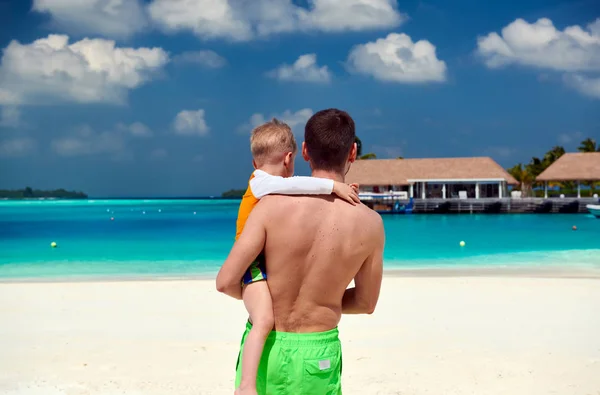 Toddler boy on beach with father — Stock Photo, Image