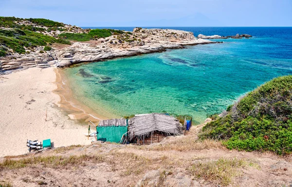 Stranden med stuga i Sithonia, Grekland — Stockfoto
