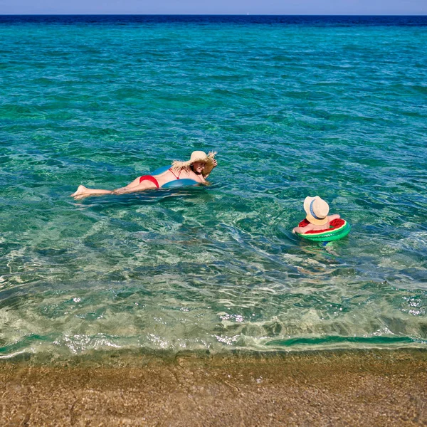 Peuter jongen op strand met moeder — Stockfoto