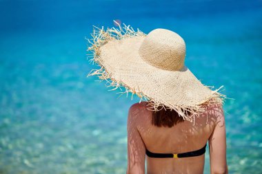 Plajda bikinili bir kadın
