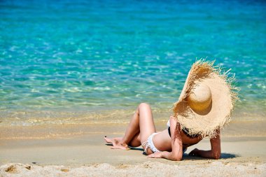 Plajda bikinili bir kadın