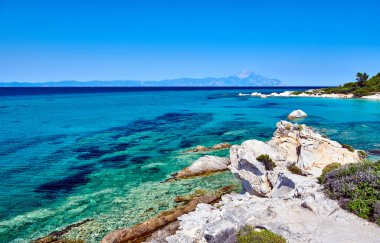 Kayalık sahil ve Yunanistan turkuaz deniz