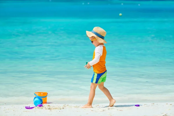 Three year old toddler playing on beach — Stock Photo, Image