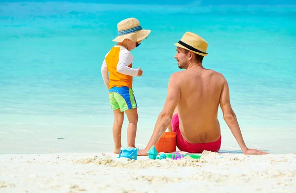 Toddler boy on beach with father — Stock Photo, Image