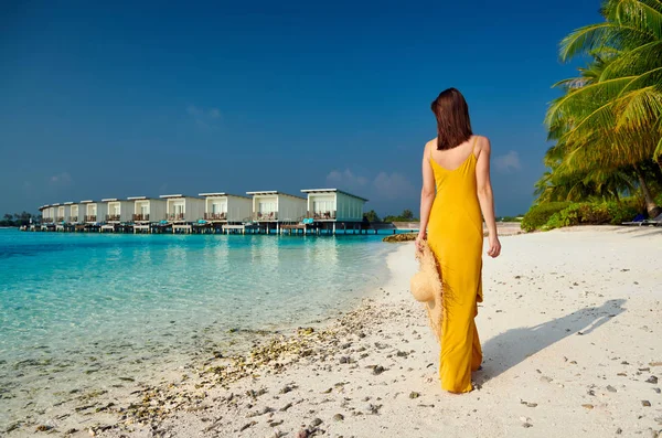 Mujer en vestido caminando en la playa tropical — Foto de Stock