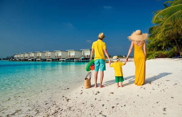 Familie mit dreijährigem Jungen am Strand — Stockfoto