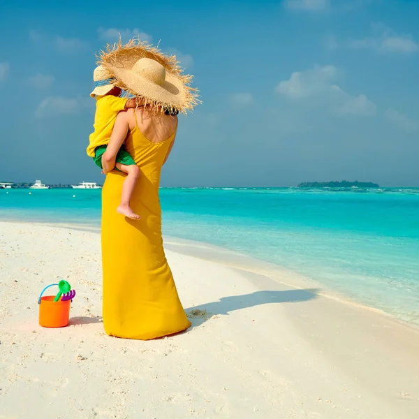 Toddler pojke på stranden med mamma — Stockfoto