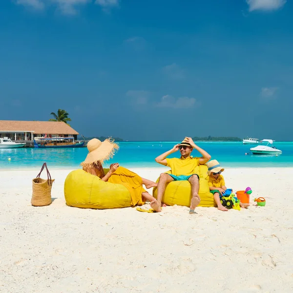 Gezin met drie jaar oude jongen op het strand — Stockfoto