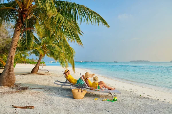 Familj med treårig pojke på stranden — Stockfoto