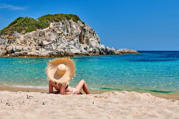 Kvinna i bikini på stranden — Stockfoto