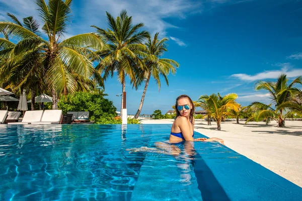 Mujer en la piscina de playa en Maldivas — Foto de Stock