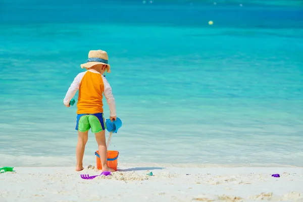 Tre anni bambino che gioca sulla spiaggia — Foto Stock