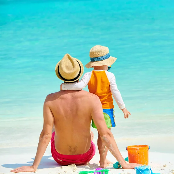 Menino na praia com o pai — Fotografia de Stock