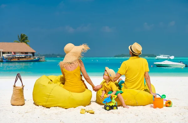 Семья с трехлетним мальчиком на пляже — стоковое фото