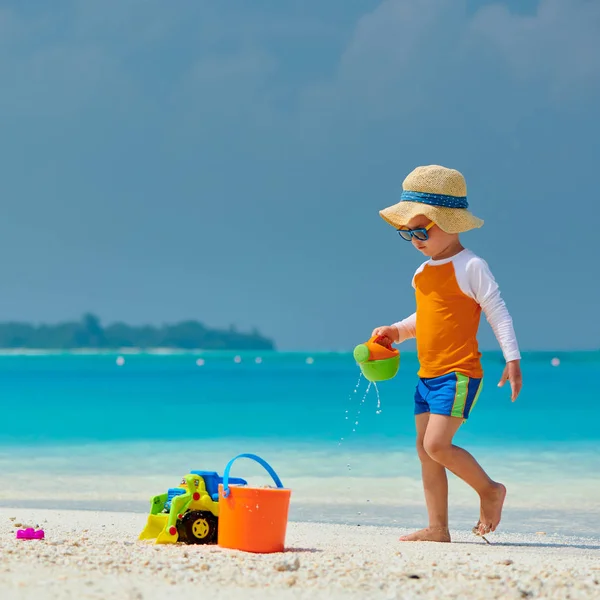 Трехлетний малыш играет на пляже — стоковое фото