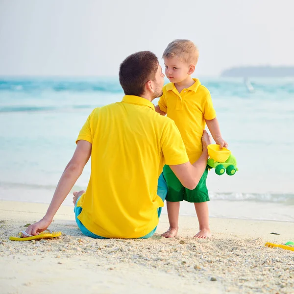 Babası ile sahilde yürümeye başlayan çocuk — Stok fotoğraf