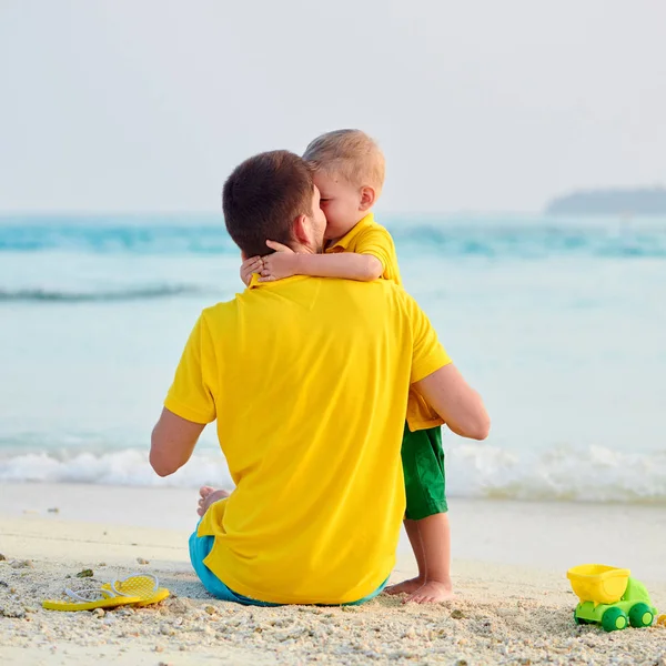 Toddler boy on beach with father — Stock Photo, Image