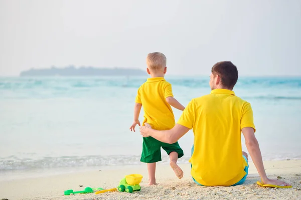 Toddler boy on beach with father — Stock Photo, Image