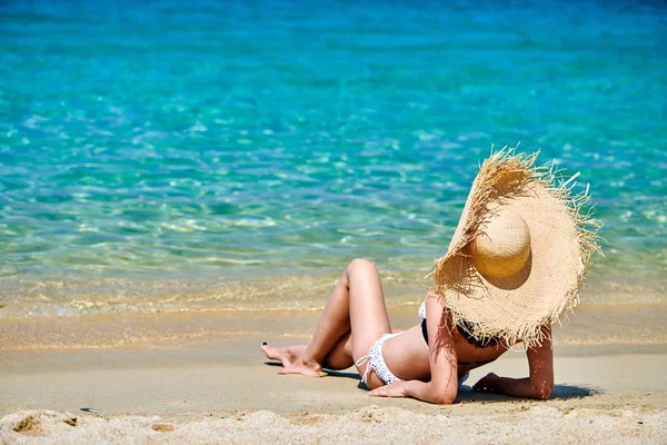 Femme en bikini sur la plage — Photo