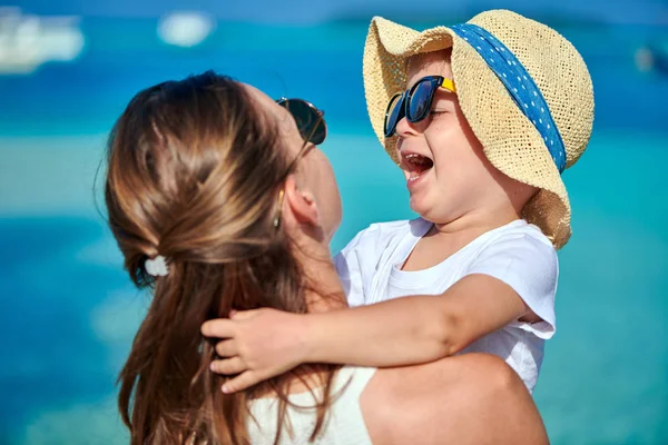 Bambino ragazzo sulla spiaggia con la madre — Foto Stock