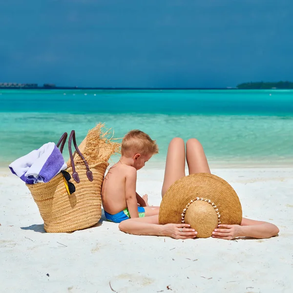 Frau mit dreijährigem Jungen am Strand — Stockfoto