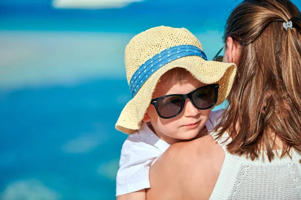 Маленький мальчик на пляже с матерью — стоковое фото