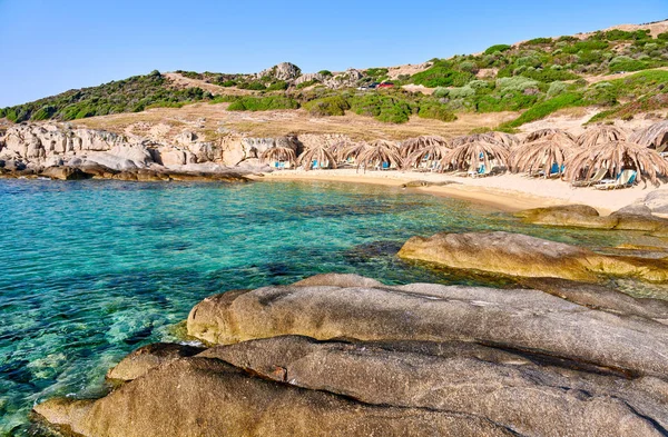 Beautiful beach and rocky coastline landscape in Greece — Stock Photo, Image
